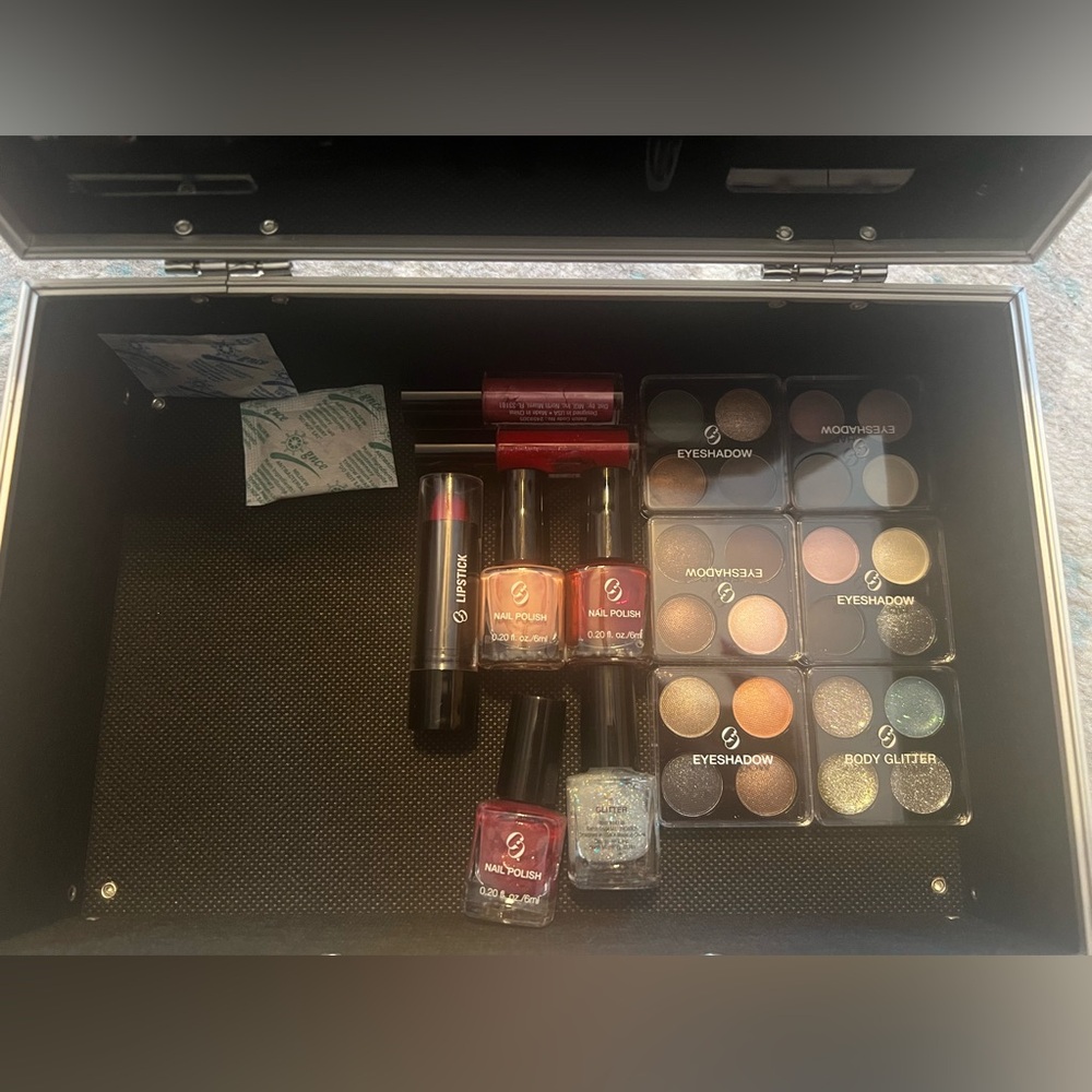 💗Makeup Case Bundle💗 - Picture 6 of 10